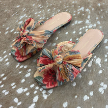 Load image into Gallery viewer, Daphne Pleated Knot Flat Sandals