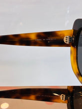Load image into Gallery viewer, Triomphe 06 Sunglasses in Acetate CL40226U