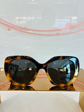 Load image into Gallery viewer, Triomphe 06 Sunglasses in Acetate CL40226U