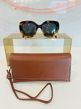 Load image into Gallery viewer, Triomphe 06 Sunglasses in Acetate CL40226U