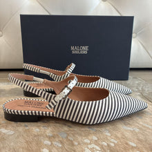 Load image into Gallery viewer, NIB Karla Pointed Toe Flats