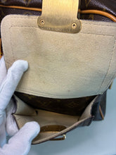 Load image into Gallery viewer, Monogram Manhattan GM Handbag