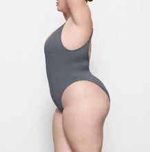 Load image into Gallery viewer, NWT Signature Swim Retail $90
