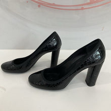 Load image into Gallery viewer, Croc Embossed Round Toe Patent Pump
