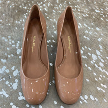 Load image into Gallery viewer, NWOT Patent Leather Lucca Flower Heels
