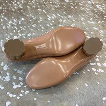 Load image into Gallery viewer, NWOT Patent Leather Lucca Flower Heels

