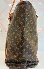 Load image into Gallery viewer, Sac Shopping 48 Tote w/ Chain Clutch
