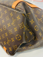 Load image into Gallery viewer, Sac Shopping 48 Tote w/ Chain Clutch
