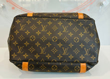 Load image into Gallery viewer, Sac Shopping 48 Tote w/ Chain Clutch
