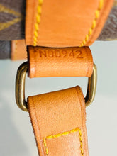 Load image into Gallery viewer, Sac Shopping 48 Tote w/ Chain Clutch
