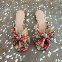 Load image into Gallery viewer, Daphne Pleated Knot Flat Sandals
