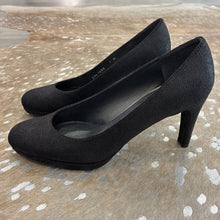 Load image into Gallery viewer, NIB Goosebumps Nappa Pumps
