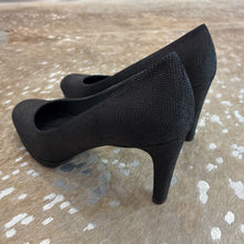 Load image into Gallery viewer, NIB Goosebumps Nappa Pumps
