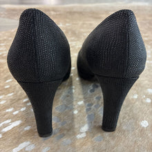 Load image into Gallery viewer, NIB Goosebumps Nappa Pumps
