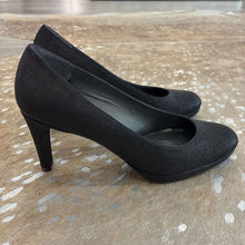 Load image into Gallery viewer, NIB Goosebumps Nappa Pumps
