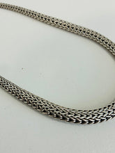 Load image into Gallery viewer, NWT Classic Chain Graduated Neck
