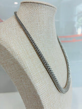 Load image into Gallery viewer, NWT Classic Chain Graduated Neck
