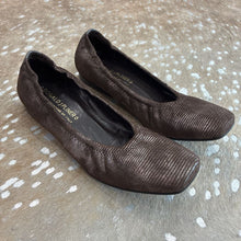 Load image into Gallery viewer, Leather Metallic Ballet Flats
