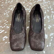 Load image into Gallery viewer, Leather Metallic Ballet Flats
