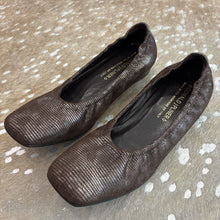 Load image into Gallery viewer, Leather Metallic Ballet Flats
