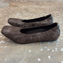 Load image into Gallery viewer, Leather Metallic Ballet Flats

