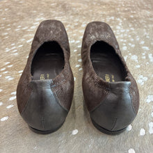 Load image into Gallery viewer, Leather Metallic Ballet Flats
