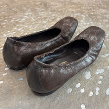 Load image into Gallery viewer, Leather Metallic Ballet Flats
