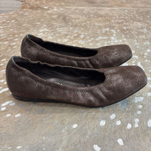 Load image into Gallery viewer, Leather Metallic Ballet Flats
