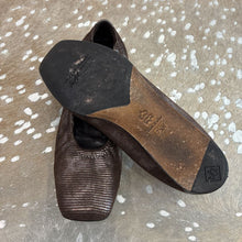 Load image into Gallery viewer, Leather Metallic Ballet Flats
