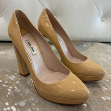 Load image into Gallery viewer, Calzature Donna Curved Heel Pumps
