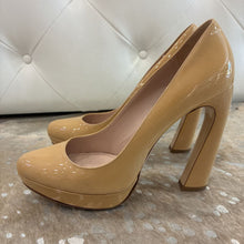 Load image into Gallery viewer, Calzature Donna Curved Heel Pumps
