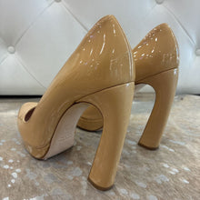Load image into Gallery viewer, Calzature Donna Curved Heel Pumps
