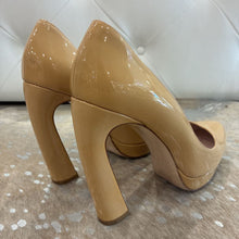 Load image into Gallery viewer, Calzature Donna Curved Heel Pumps
