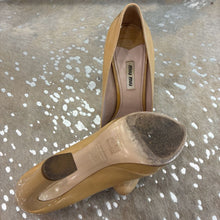 Load image into Gallery viewer, Calzature Donna Curved Heel Pumps
