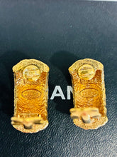 Load image into Gallery viewer, Vintage 1994 Tweed Embossed Dangle Clip On Earrings
