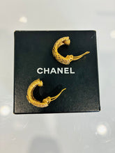 Load image into Gallery viewer, Vintage 1994 Tweed Embossed Dangle Clip On Earrings
