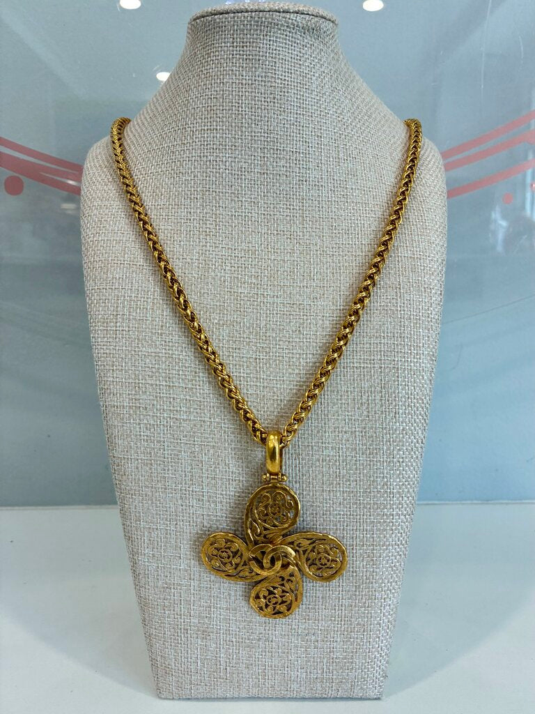 Quatrefoil Swirl Necklace 95A
