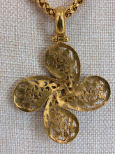 Load image into Gallery viewer, Quatrefoil Swirl Necklace 95A
