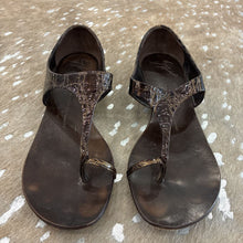 Load image into Gallery viewer, Crocodile Print Leather Thong Sandal
