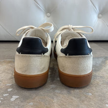 Load image into Gallery viewer, Frontrow Sneaker
