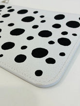 Load image into Gallery viewer, LV x Yayoi Kusama Monogram Empriente Infinity Dots Neverfull Pouch
