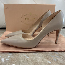 Load image into Gallery viewer, Leather D&#39;Orsay Pump
