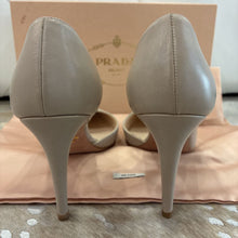 Load image into Gallery viewer, Leather D&#39;Orsay Pump
