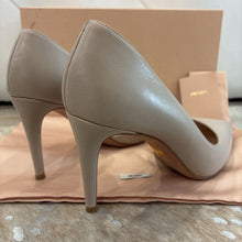 Load image into Gallery viewer, Leather D&#39;Orsay Pump
