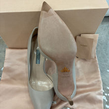 Load image into Gallery viewer, Leather D&#39;Orsay Pump
