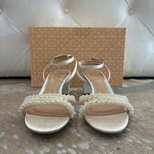 Load image into Gallery viewer, Ninnette Mid Heel Sandals
