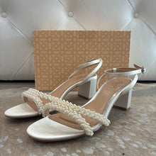 Load image into Gallery viewer, Ninnette Mid Heel Sandals
