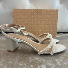 Load image into Gallery viewer, Ninnette Mid Heel Sandals
