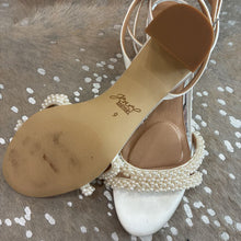 Load image into Gallery viewer, Ninnette Mid Heel Sandals
