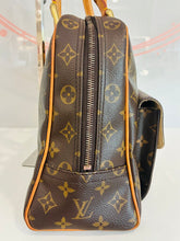 Load image into Gallery viewer, Monogram Manhattan GM Handbag
